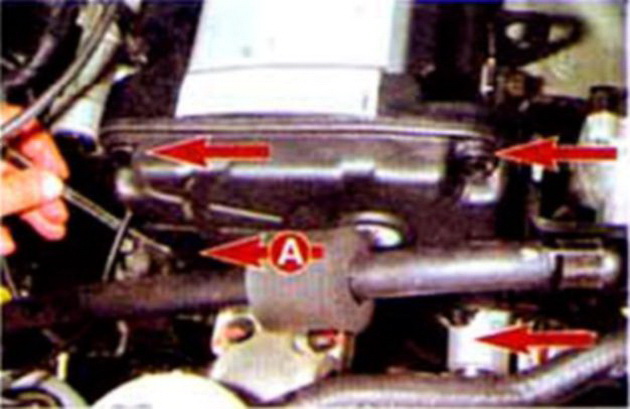 Головкой «на 10» отворачиваем четыре болта крепления верхней крышки привода ГРМ.
