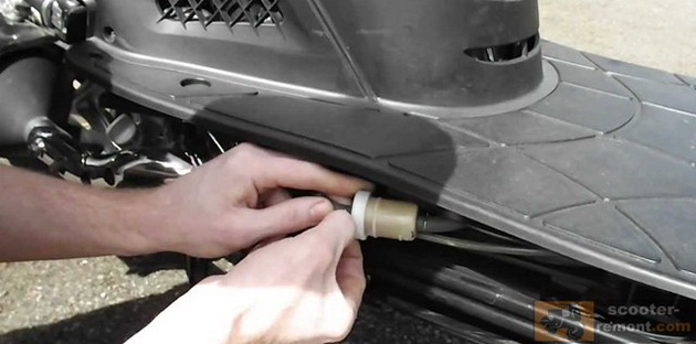 Замена топливного фильтра на скутере и его чистка