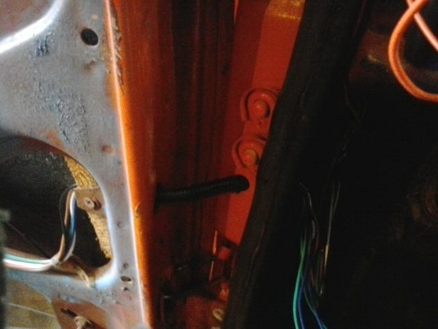 Прокладка проводов со стойки в дверь при установке центрального замка