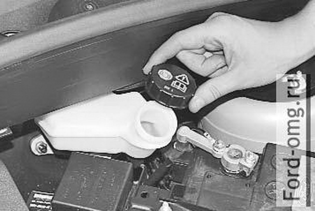 Замена тормозной жидкости в автомобиле Ford Fusion Фото 1