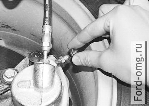 Замена тормозной жидкости в автомобиле Ford Fusion Фото 3